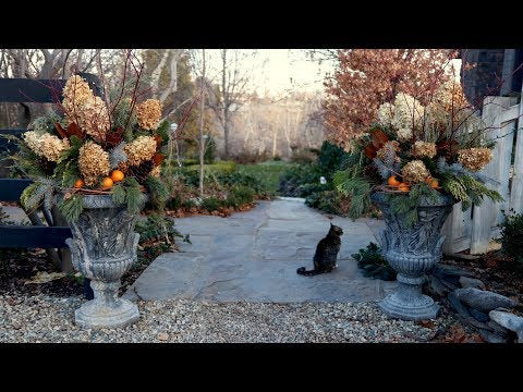 Decorating My Parent’s Entryway Containers for Christmas!