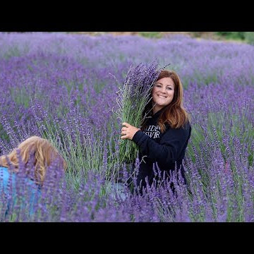 Visiting a Local Lavender Farm & Making Lavender Wreaths With My Mom!