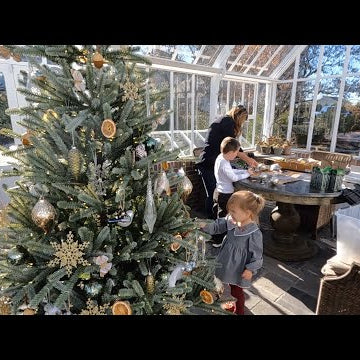 Decorating the Hartley Tree & the Kitchen Window!