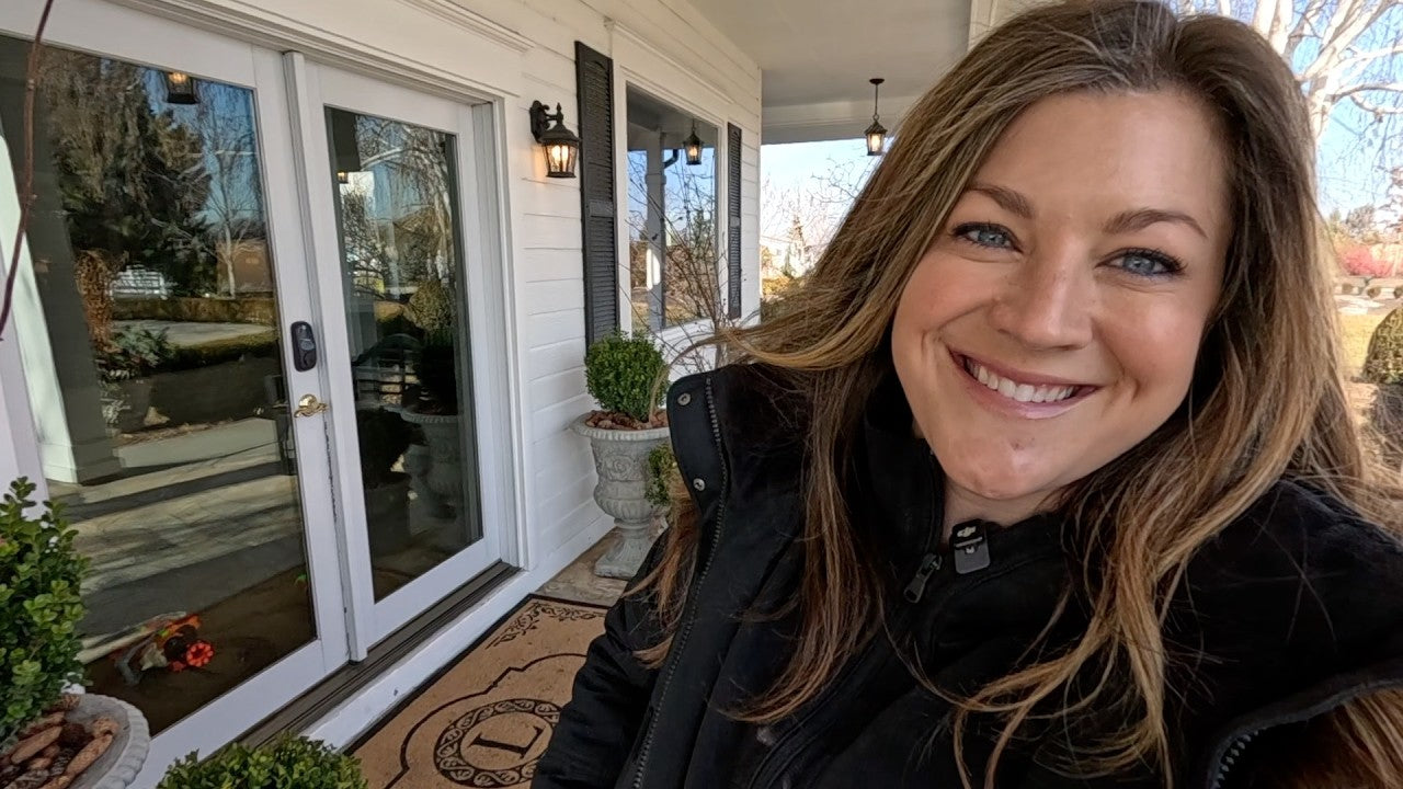 Laura smiling in her porch